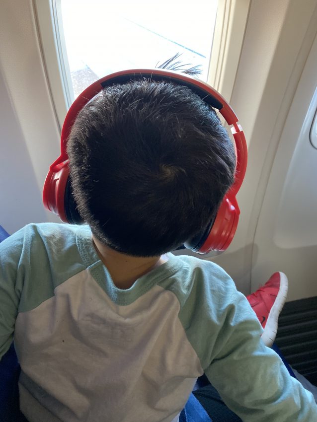 Are your kids bad fliers? Fear not, I'm sharing 10 tips for entertaining toddlers who hate to fly!