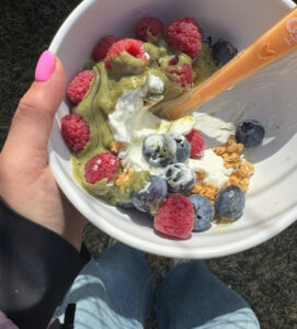 Need a quick, yummy, high-protein breakfast? This creamy, crunchy yogurt & granola bowl packs 45g of protein & takes just 2 minutes to make!